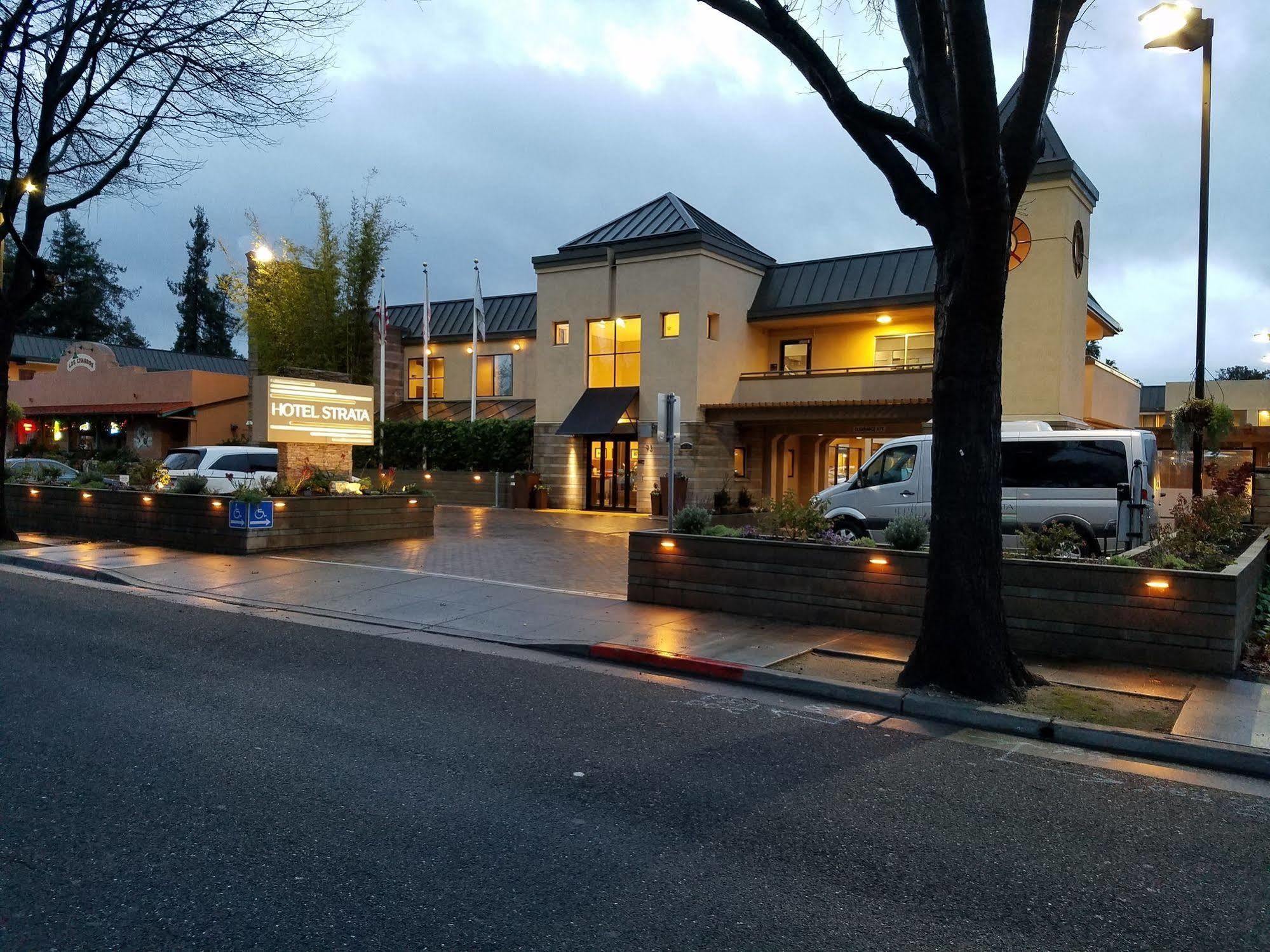 Hotel Strata 3*